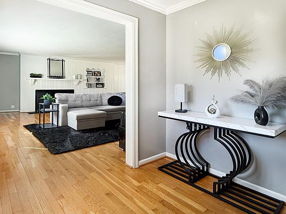 4th image of 1049 New London Rd