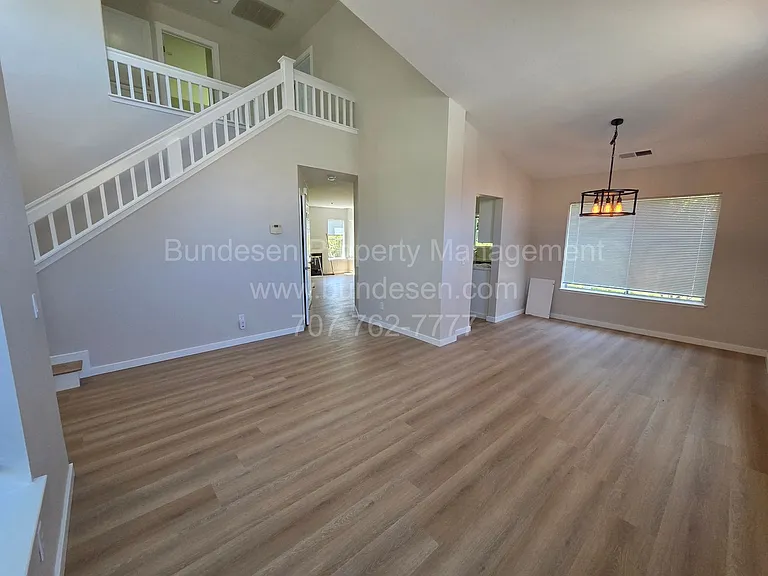 1736 Burgundy Ct — Photo 2