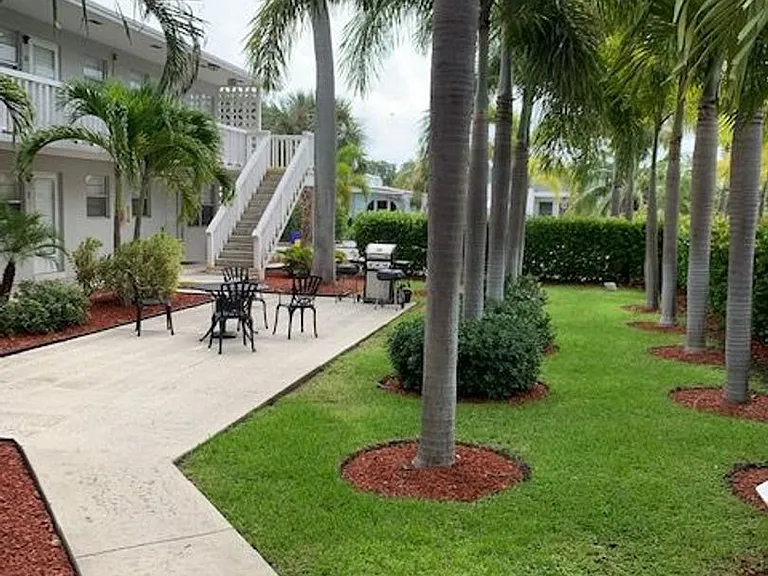 225 Ocean Breeze Lake Worth, FL 33460 — Photo 12