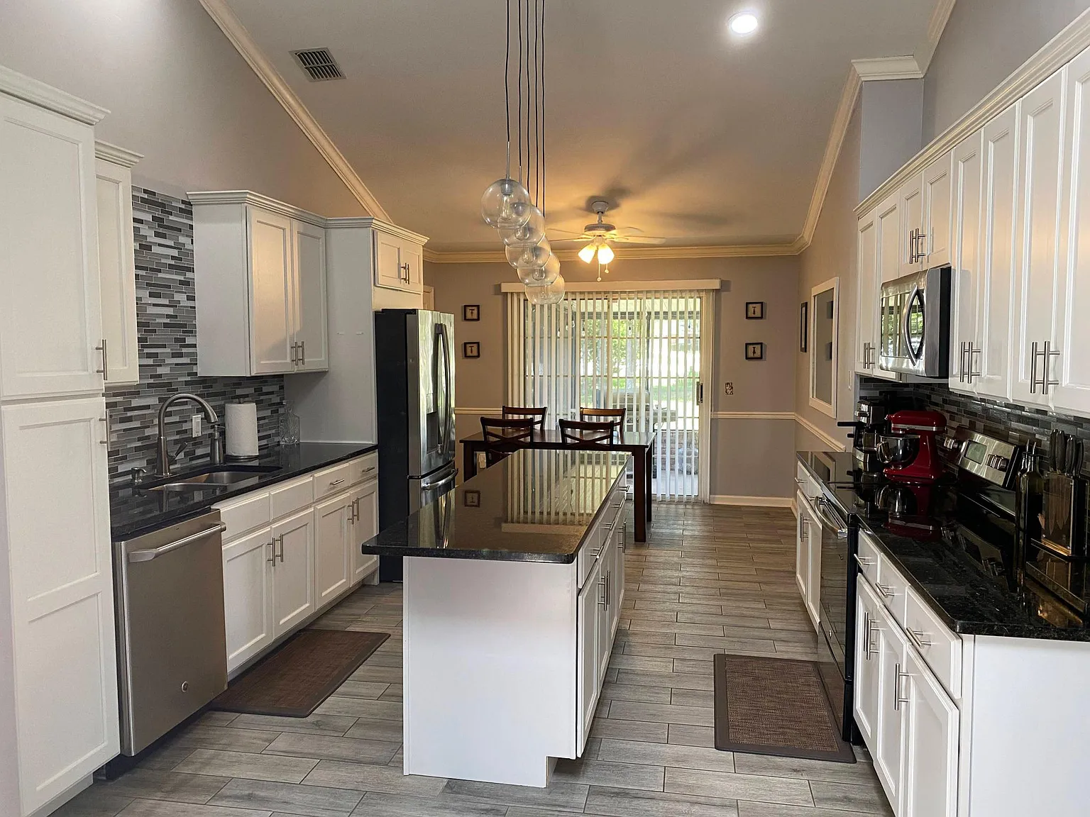 3 bed, 1564 sqft, $2,649 — Photo 2