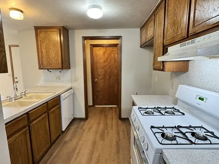 8606 S Drexel Pl — Photo 2