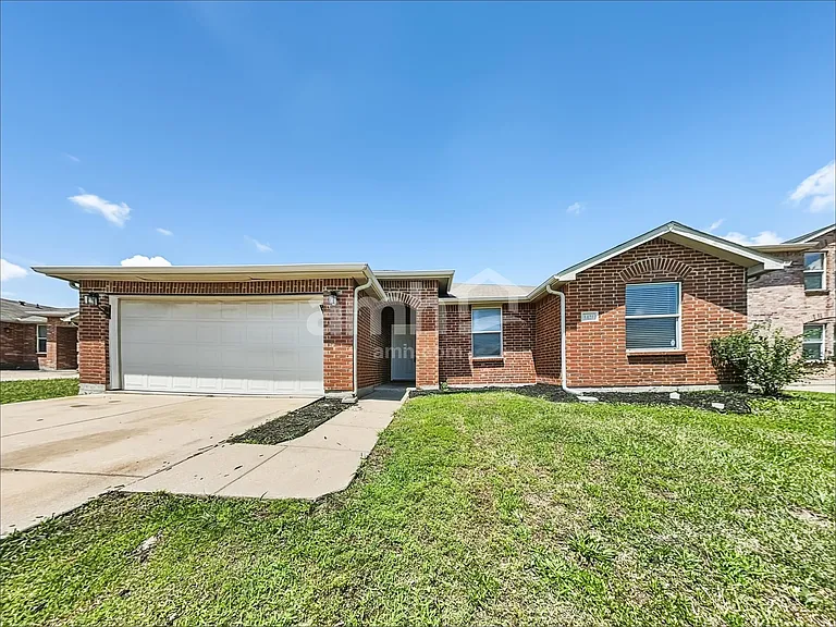 1421 Englewood Dr — Photo 1