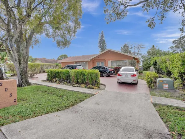 2052 Pinehurst Dr, West Palm Beach, FL 33407