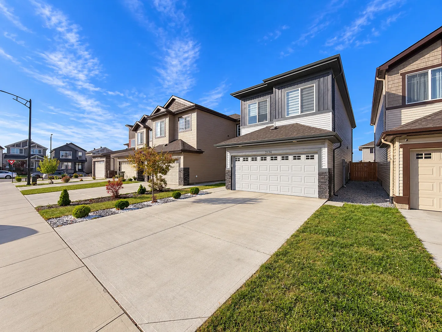 Laurel 3 Bed 2.5 Bath Home For Rent Edmonton — Photo 2