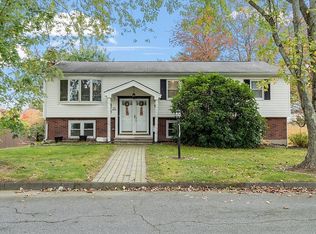 30 Oakmeadow Ln, Methuen, MA 01844