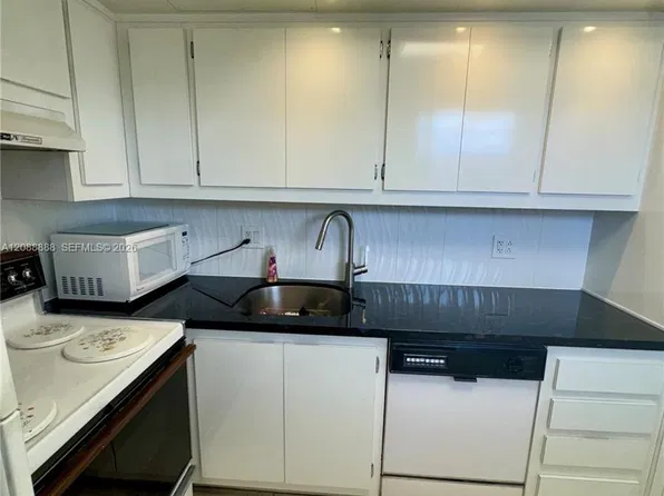 2940 NE 203rd St APT C213, Aventura, FL 33180