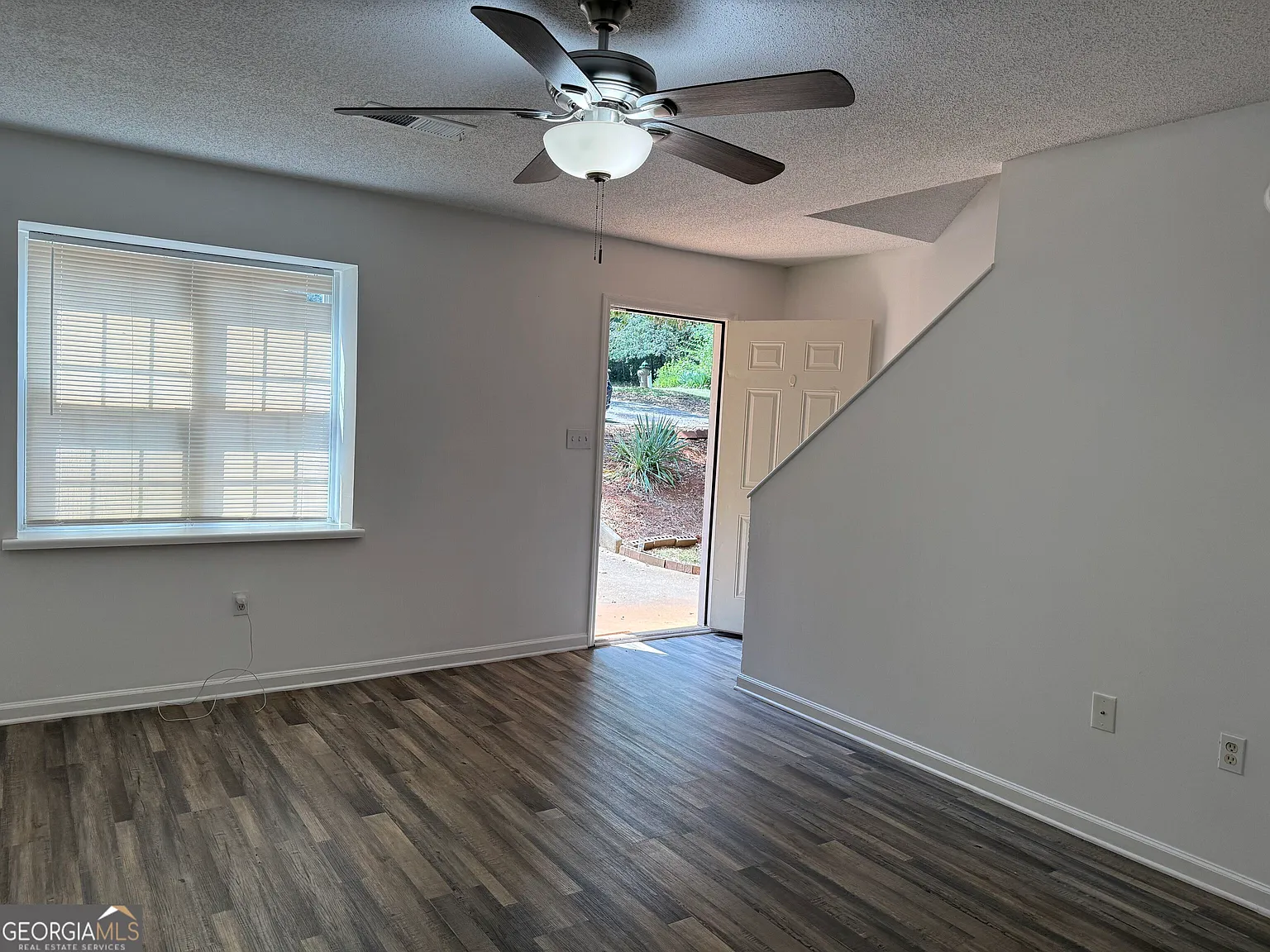 2 bed, 1.5 bath, 1104 sqft, $1,150 — Photo 2
