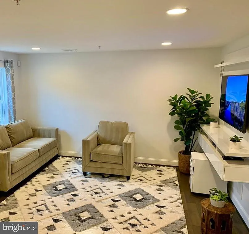 3 bed, 4.0 bath, 2000 sqft, $3,350 — Photo 3
