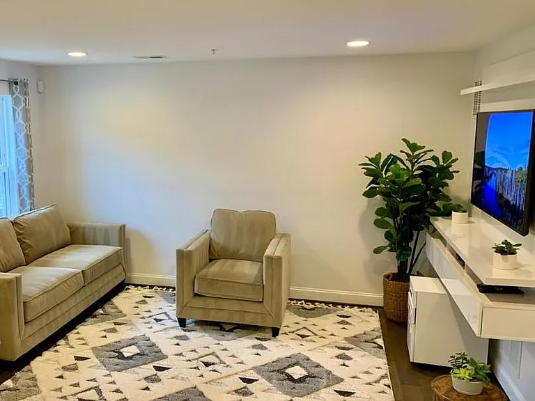 118 Vanguard Ln — Photo 3