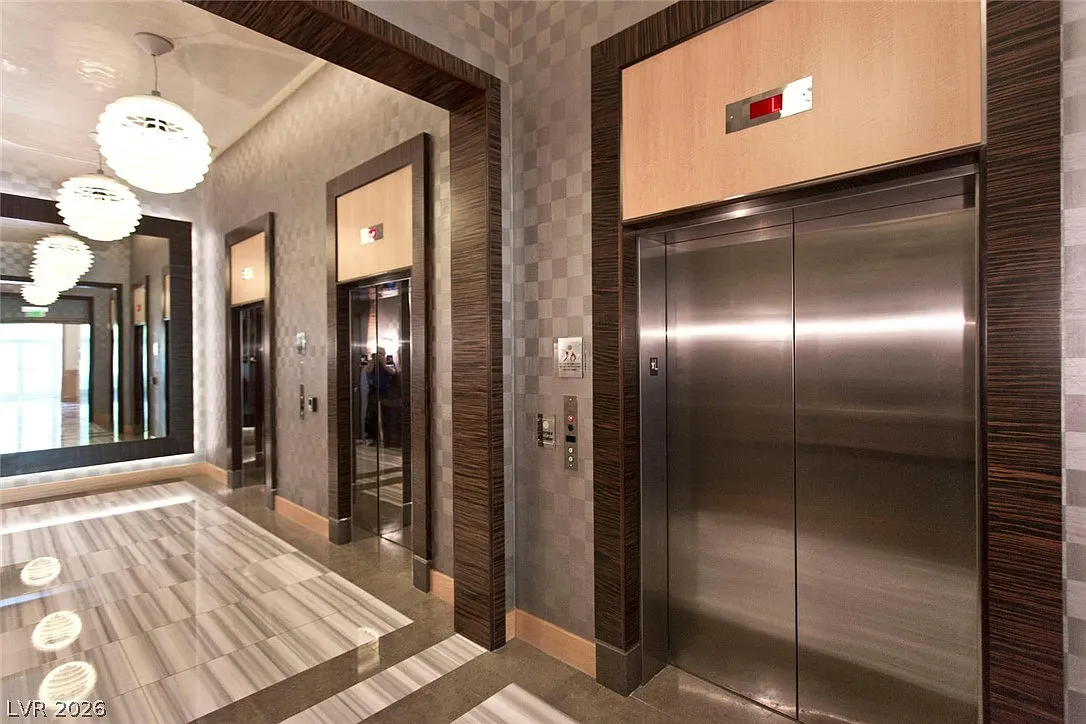 Turnberry Towers — Photo 3
