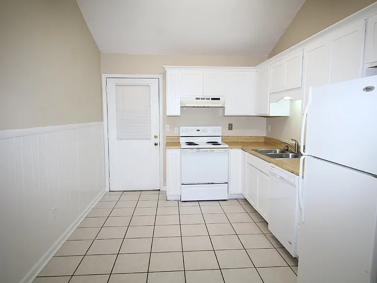 907 N 77th Ave #B — Photo 6