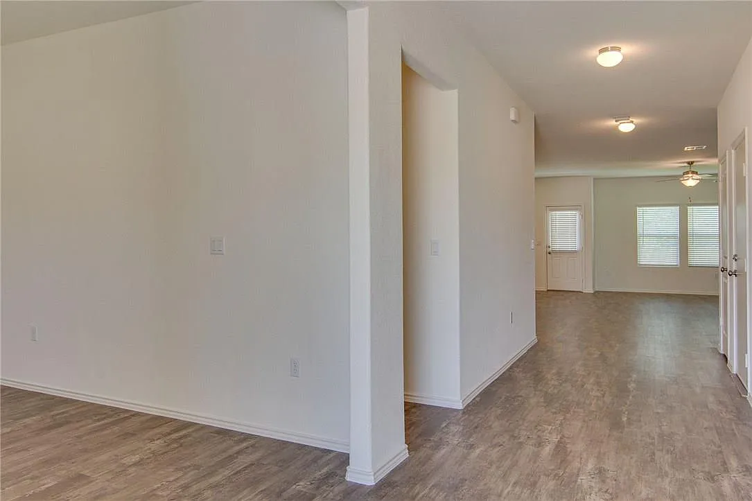 4 bed, 2.5 bath, 2834 sqft, $2,500 — Photo 4