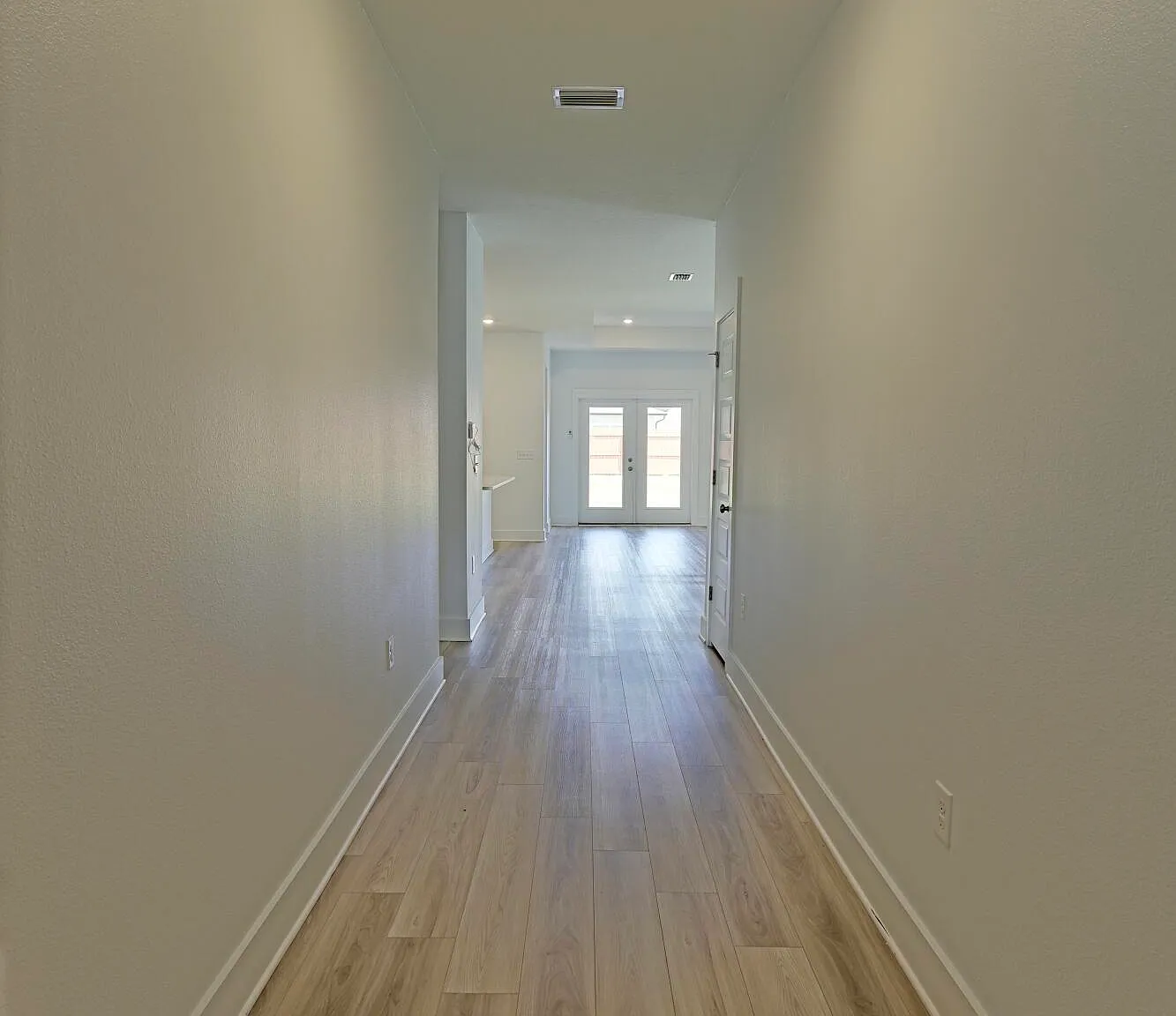 4 bed, 3.0 bath, 1908 sqft, $2,400 — Photo 2