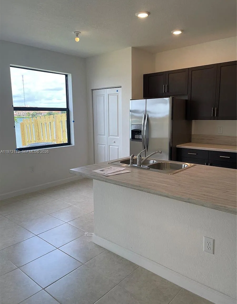 4 bed, 2.5 bath, 1920 sqft, $3,950 — Photo 3