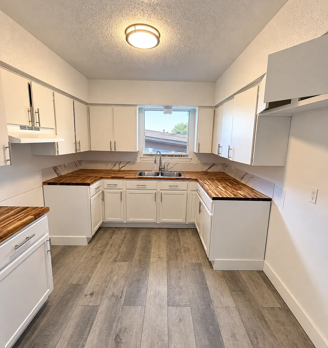 3 bed, 1.0 bath, 1360 sqft, $1,800 — Photo 2