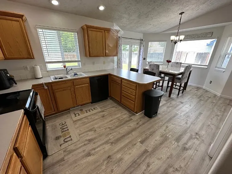 270 E 15 N — Photo 9