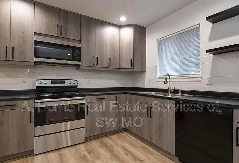 1539 S Fremont Ave — Photo 5