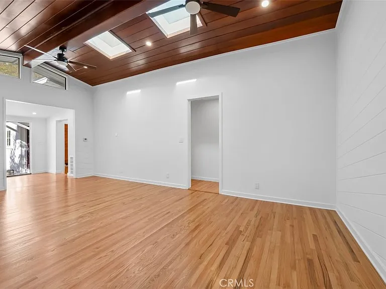 2549 N Beachwood Dr — Photo 8