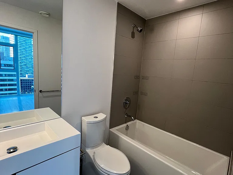 33 Helendale Ave #1407 — Photo 10