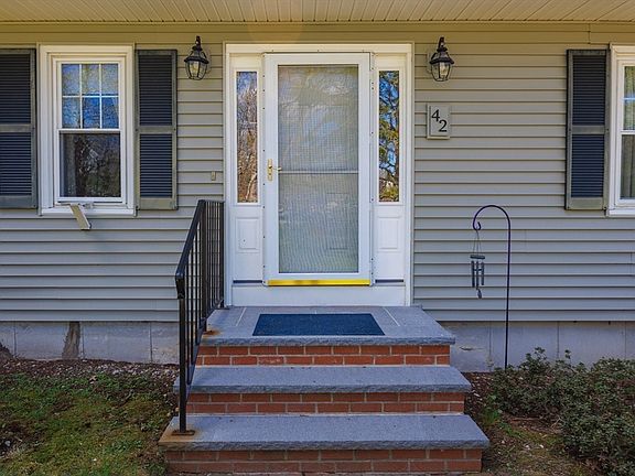 2nd image of 42 Stowe Rd