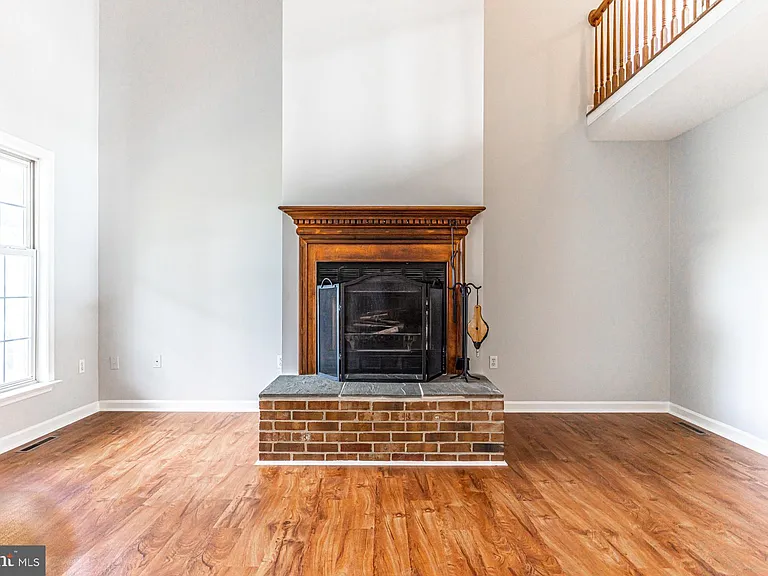 121 Nottingham Ct — Photo 9
