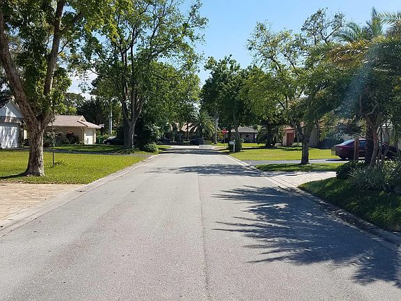 4th image of 648 NW 100th Way