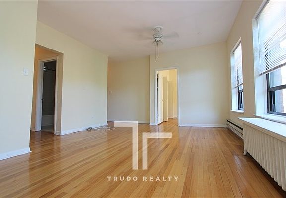 2nd image of 654 W Cornelia Ave #66419