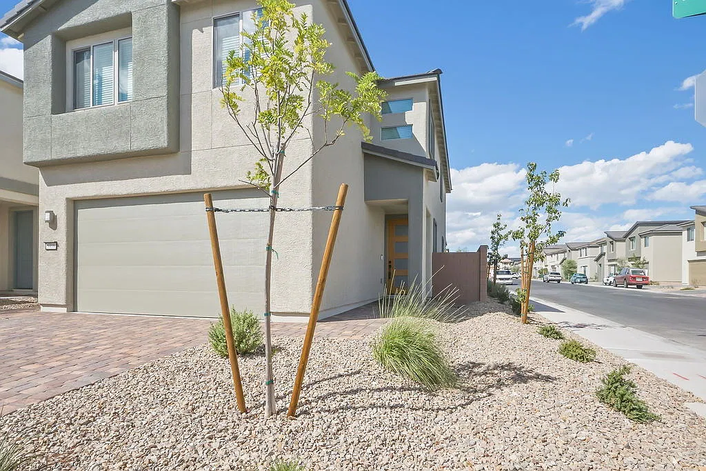 4 bed, 2.5 bath, 2200 sqft, $2,500 — Photo 4