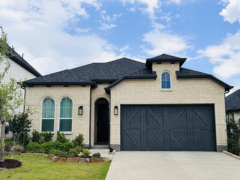 1613 Sandhill Ln — Photo 1