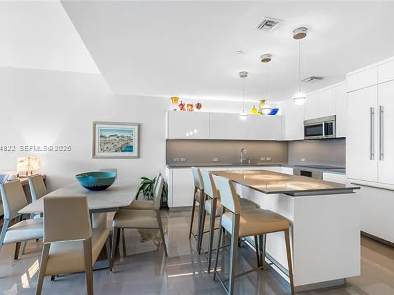 68 SE 6th St #CU-810 — Photo 1