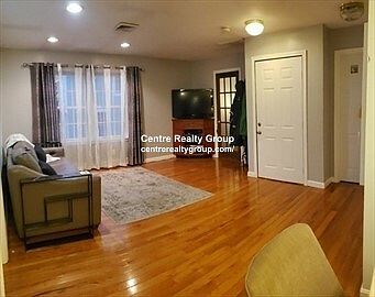 2nd image of 121 Condor St