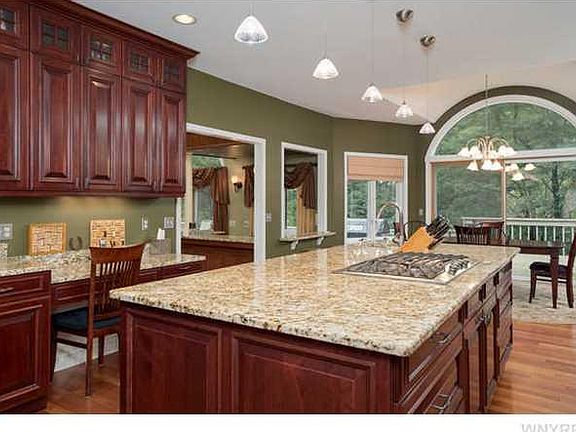 4th image of 44 Hillsboro Dr