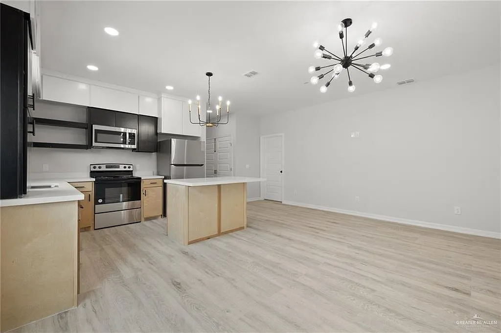 3 bed, 2.0 bath, 4250 sqft, $1,200 — Photo 3