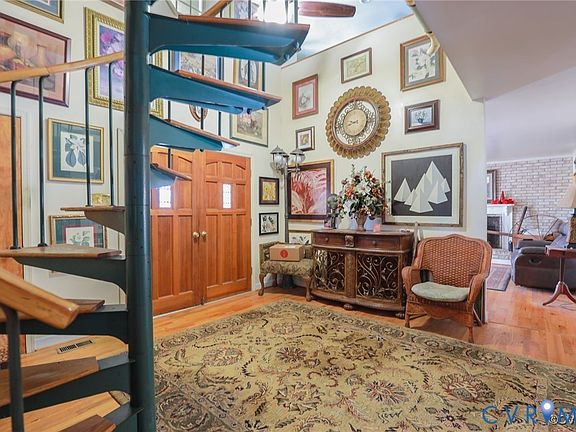5th image of 5462 Laurel Dr
