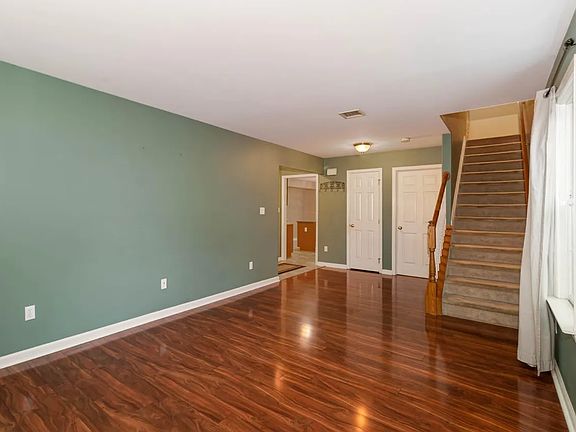 4th image of 36 Ashburg Dr