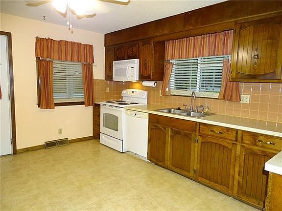5th image of 813 Dakota St