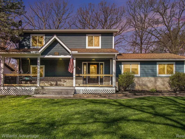 5147 Lake Grove Dr, White Lake, MI 48383