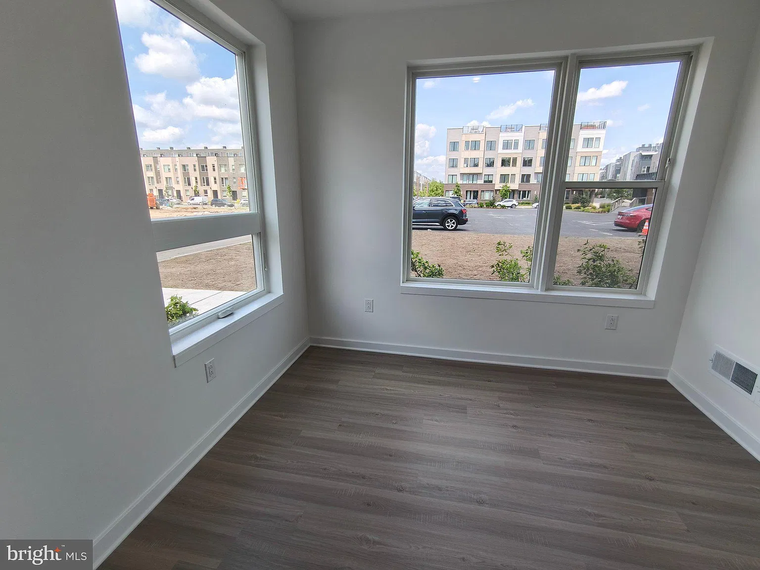 3 bed, 3.5 bath, 2100 sqft, $3,400 — Photo 3
