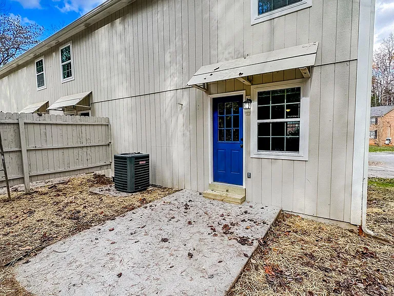 809 Teaberry Ln #B — Photo 4