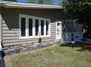 405 Hillcrest Dr, Minot, ND 58703
