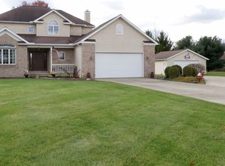 38627 Bear Creek Dr, Grafton, OH 44044