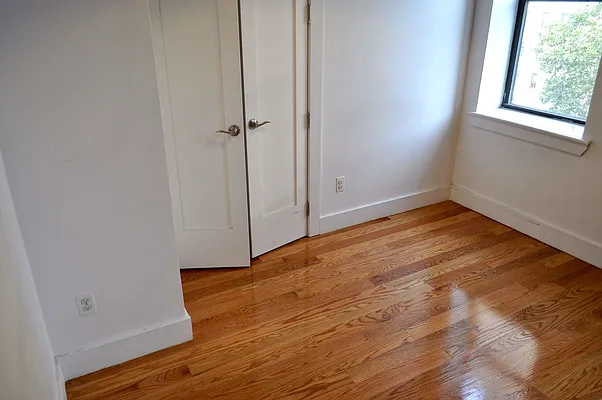 Rented by Premier Metro Realty Corp | media 32