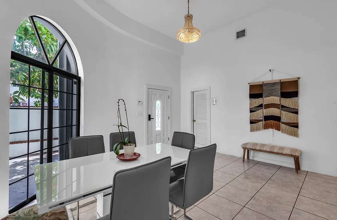 12 bed, 5514 sqft, $1,075 — Photo 4
