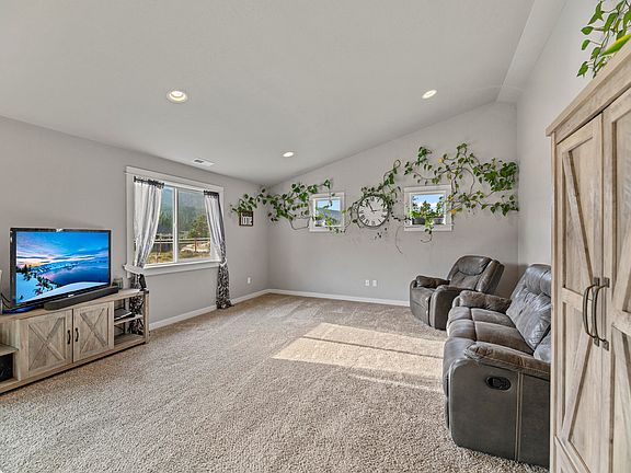 4th image of 585 E Forks Cir