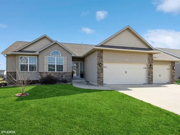 1227 Petrus Dr NE, Cedar Rapids, IA 52402