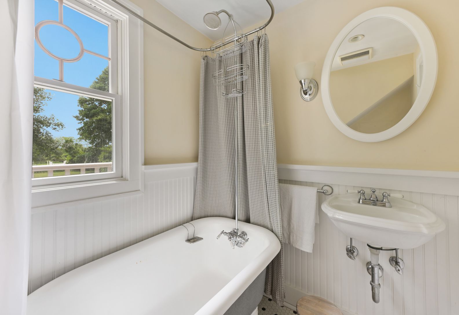  Guest bath