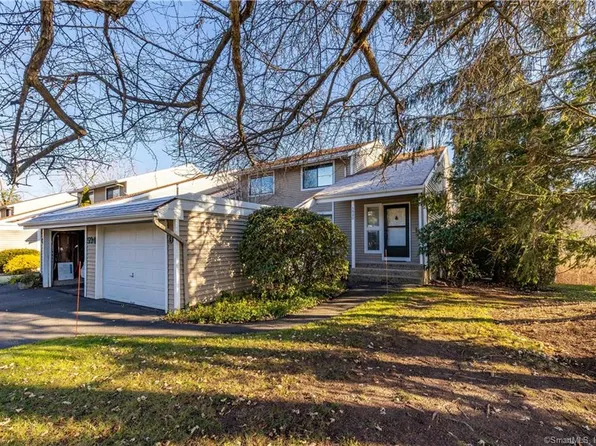 594 Mountain Rd, West Hartford, CT 06117