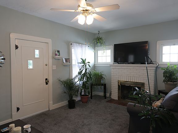 Living Room
19'2" x 11' 2"