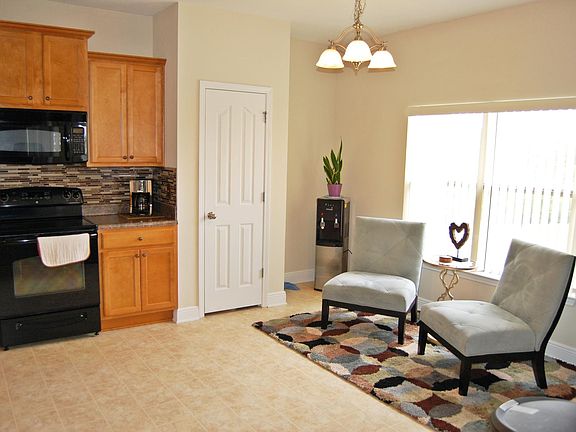 5th image of 156 Crab Apple Ave