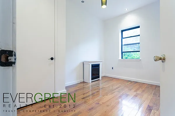 Rented by Evergreen Apartments BK | media 8